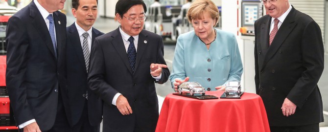 Bundeskanzlerin Angela Merkel besucht Volkswagen Werk im chinesischen Chengdu